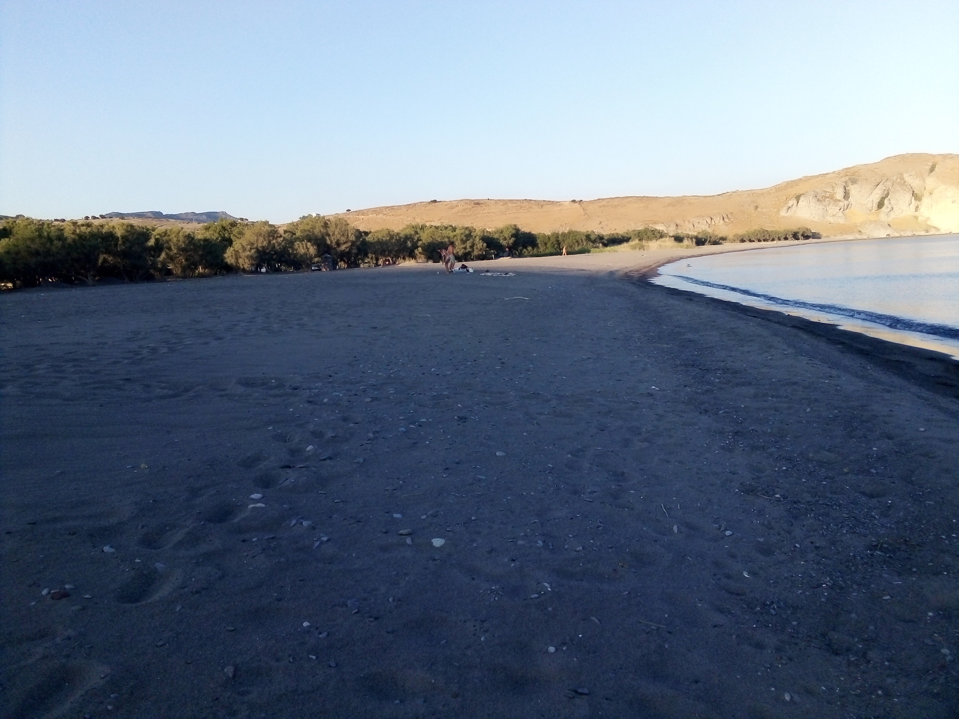 Η παραλία Χρουσός Δυτικής Λέσβου όπως είναι σήμερα χωρίς τις απογορευτικές πινακίδες έκτρωμα.